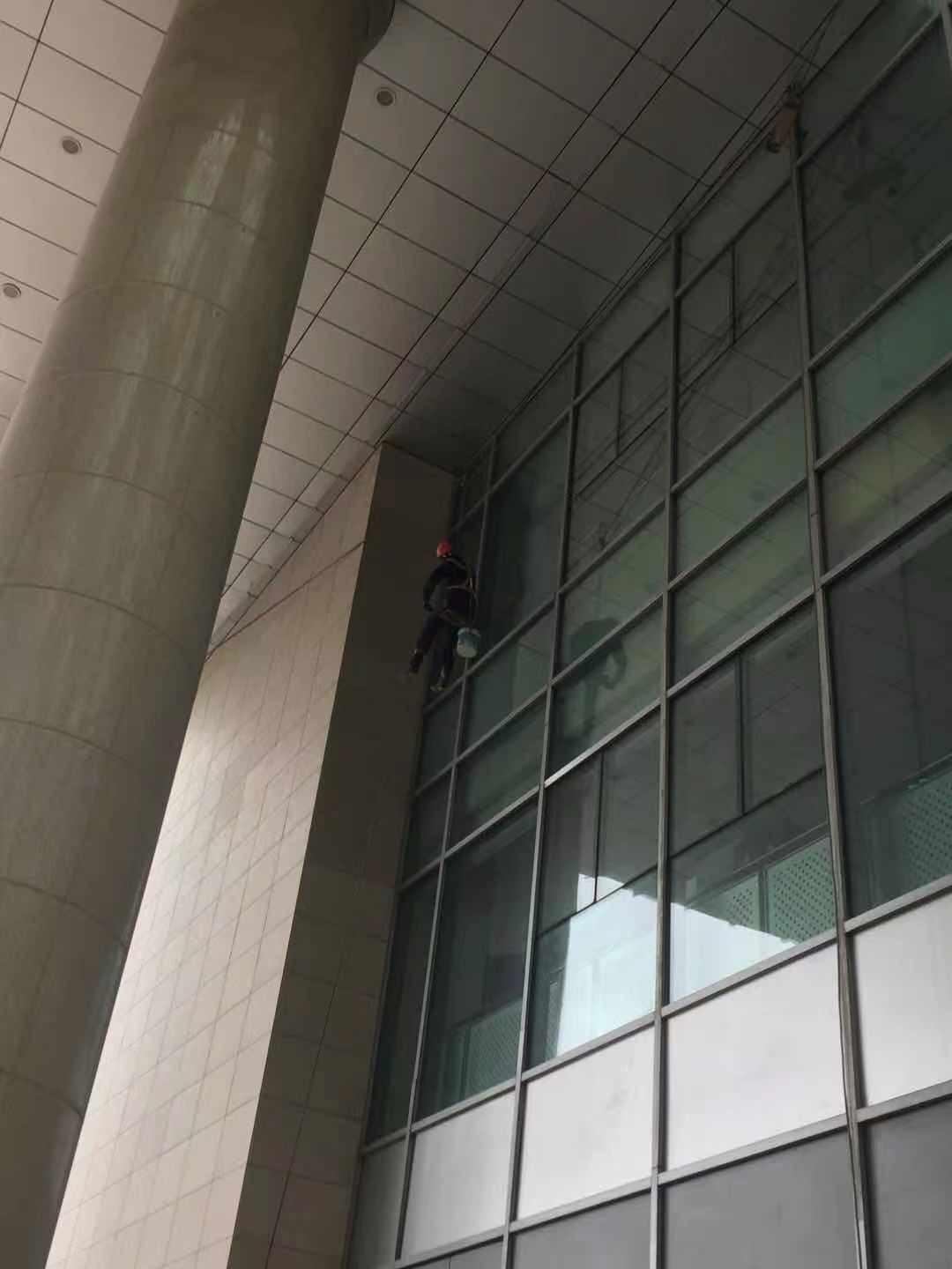 微信圖片_20201123092709  行政A，B座連廊幕墻玻璃清洗中照片.jpg